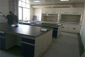 通風(fēng)柜安裝現(xiàn)場(chǎng)